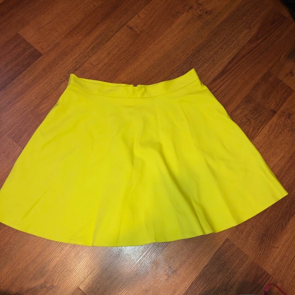 Club Monaco Ani Skirt in ‘Parakeet’ - Picture 3 of 7